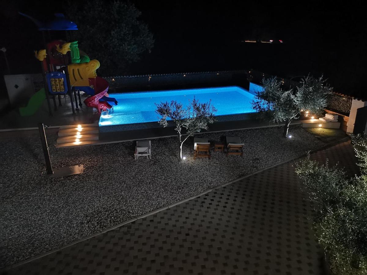 Large Camper In The Olive Grove Banjole Exterior foto